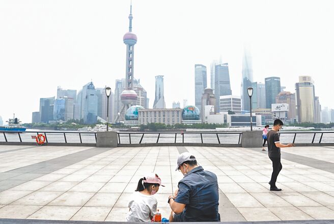 上海6月1日起恢復正常生活，上海台商、台干表示，企业经营要回到正常状态大概还得半个月到1个月。图为上海市民前往外滩的观景平台。（新华社）