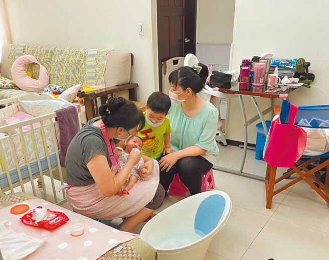 新北弱势家庭未来申请月嫂到宅服务，也能领到2万元生育奖励。（新北市社会局提供／叶德正新北传真）