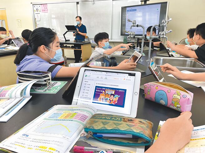 因应各级学校远距教学，桃园市6月底将再加购5万4000个平板，优先提供给弱势学子借用。 （桃园市政府教育局提供／陈梦茹桃园传真）