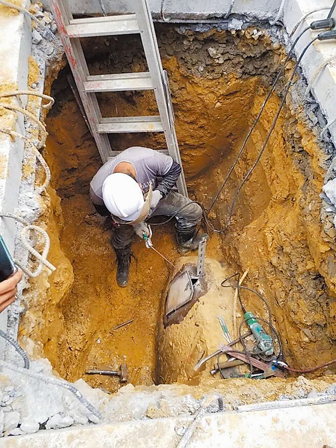 加油站业者控诉，环保局委外厂商凿破油槽后，仅封闭洞口置之不理。（民眾提供／李京升苗栗传真）