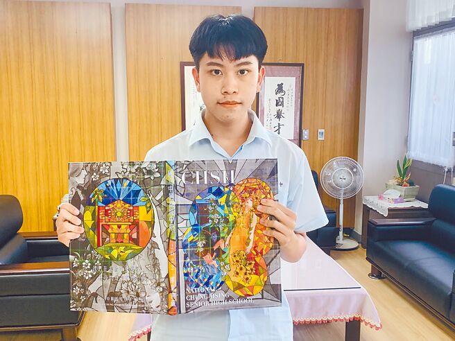 中興高中吳文譯錄取中國醫藥大學牙醫系，畢業紀念冊封面也是由他設計。（廖志晃攝）