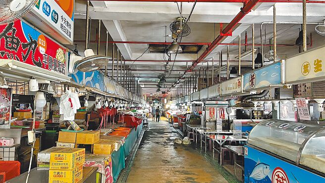 嘉义县布袋观光鱼市近来受新冠肺炎疫情严峻影响，仅剩约2成摊商开门营业。（游志豪提供／张亦惠嘉县传真）