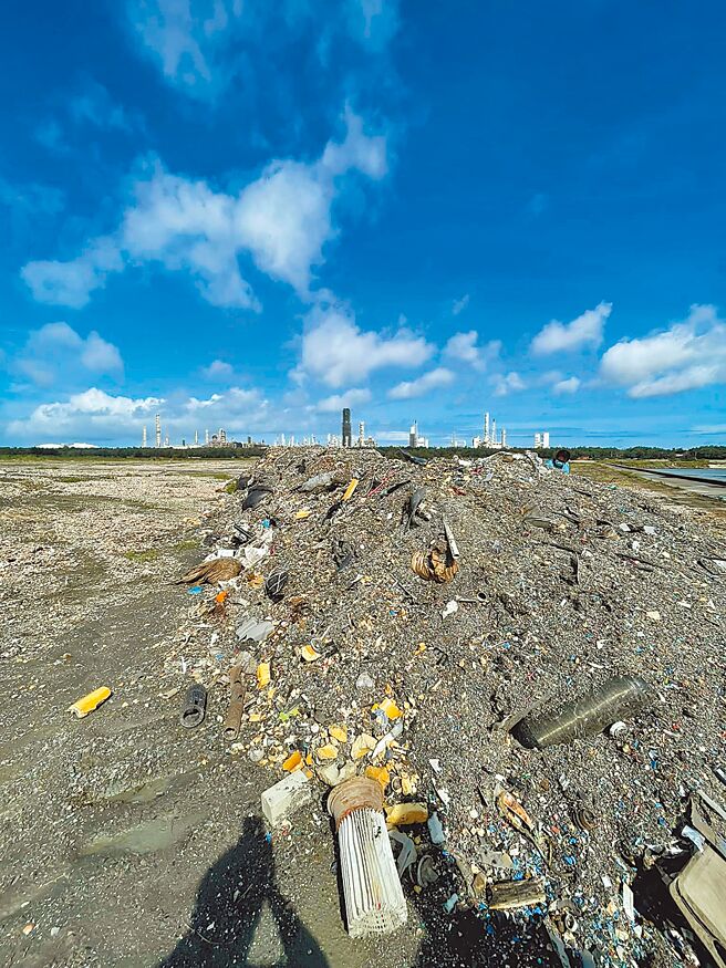 云林县麦寮乡六轻隔离水道遭倾倒上百公吨废弃物，警方以车追人锁定犯嫌。（吴明宜提供／张朝欣云林传真）
