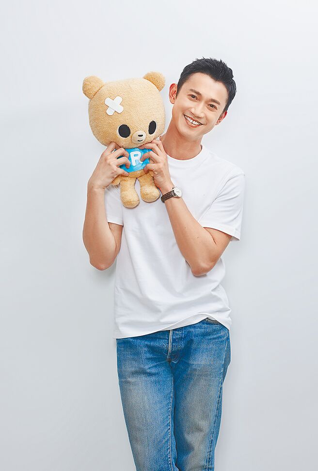 吴慷仁手拿「呼呼熊」祈求不要再有受虐儿童。（爱最大慈善光协会提供）