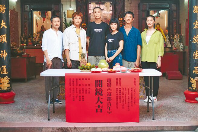 邓金煌（左起）、陈泽耀、导演王礼霖、监制李心洁、吴慷仁、林宣妤日前出席《富都青年》开镜式。（摩尔娱乐、新世纪南向开发提供）