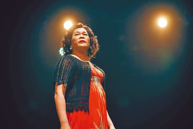 澎恰恰哽咽表示將告別舞台劇「麗卿姊」（見圖）角色。（躍演劇團提供）