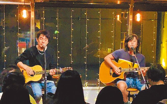 「四分卫」乐团日前在「海边的卡夫卡」举办不插电演唱会。（翰森娱乐提供）