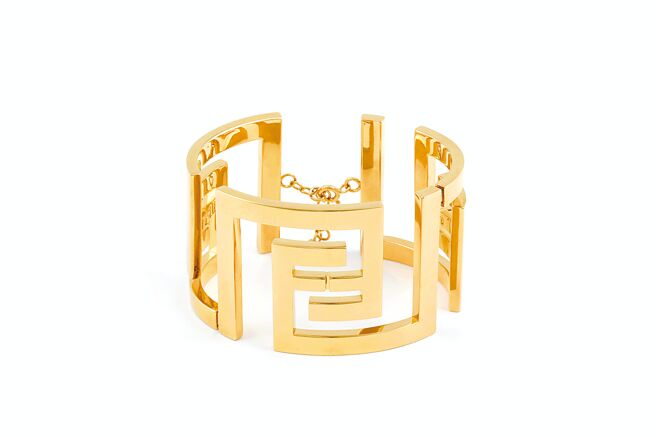 Fendace胶囊系列手鐲，售价3万8500元。（Fendi提供）