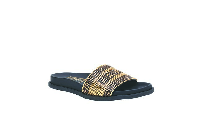 Fendace胶囊系列Signature凉鞋，售价5万1000元。（Fendi提供）