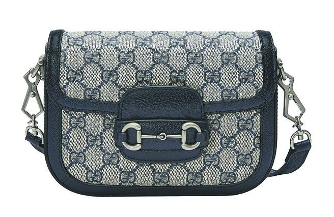 Gucci GG BLUE午夜蓝马衔炼肩背包，8万8300元。（Gucci提供）