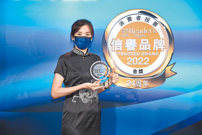 CHIMEI奇美家电昨于第24届《读者文摘》信誉品牌颁奖典礼中再勇夺双金殊荣，品牌总监杨厚苹代表领奖。（奇美家电提供）