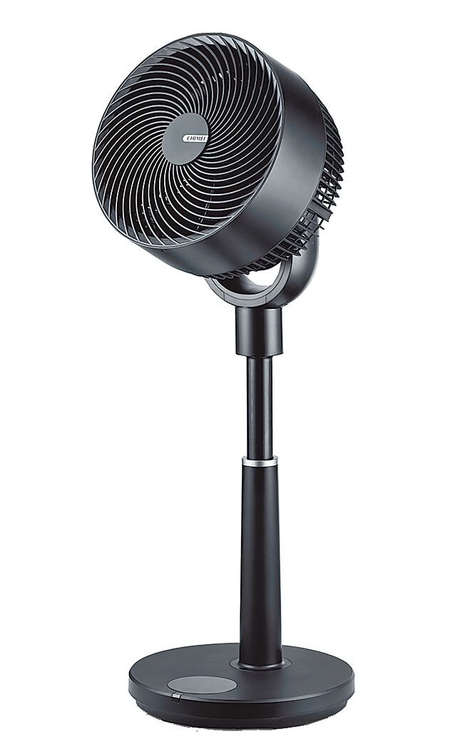 CHIMEI奇美家电全新的「CHIMEI 3D声控循环扇」，搭载全新设计的涡轮增压风学系统，能将新鲜空气最高送风至23公尺远，更首加入语音辨识功能。（奇美家电提供）