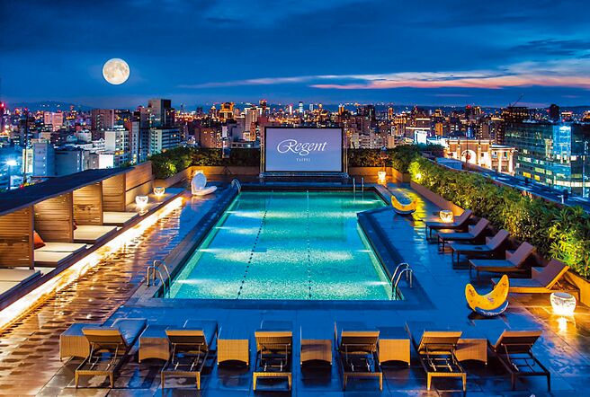 台北晶华酒店露天泳池畔旁有全台北市五星级饭店唯一的「城市星空电影院」，每日晚间会播映娱乐性十足的好莱坞大片。（台北晶华酒店提供）