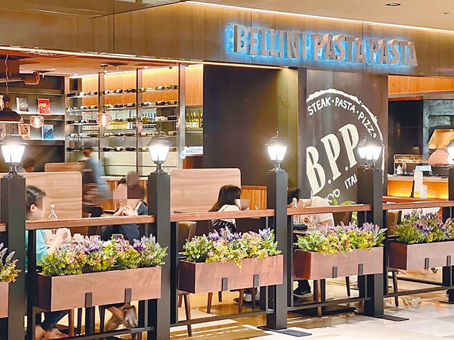 京站「无敌星星」大集合，相揪来呷饭每人送100元。（京站提供）