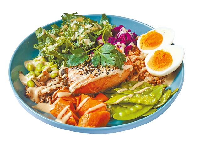 京站GONNA共乐游Tahini鲑鱼谷物能量碗，推荐价390元。（京站提供）