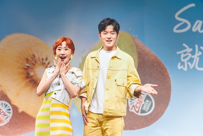 Lulu（左）、宥胜替Zespri站台，更现场随机表演情境剧，展示热情呼应品牌精神。（Zespri提供）