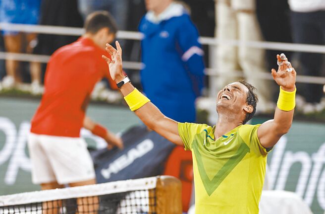 纳达尔（右）获胜后振臂欢呼，接受中央球场观眾的喝彩，后方的乔柯维奇只能落寞收拾球具。（路透）