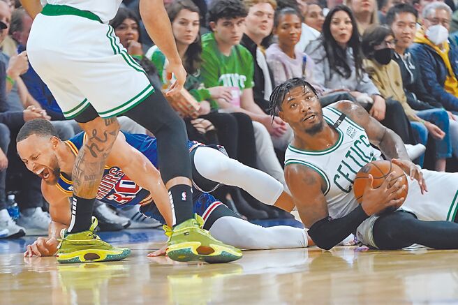 塞尔提克后卫史马特（右）曾因抢球太过拚命，在例行赛对决时撞伤勇士射手柯瑞（左下）。（美联社）