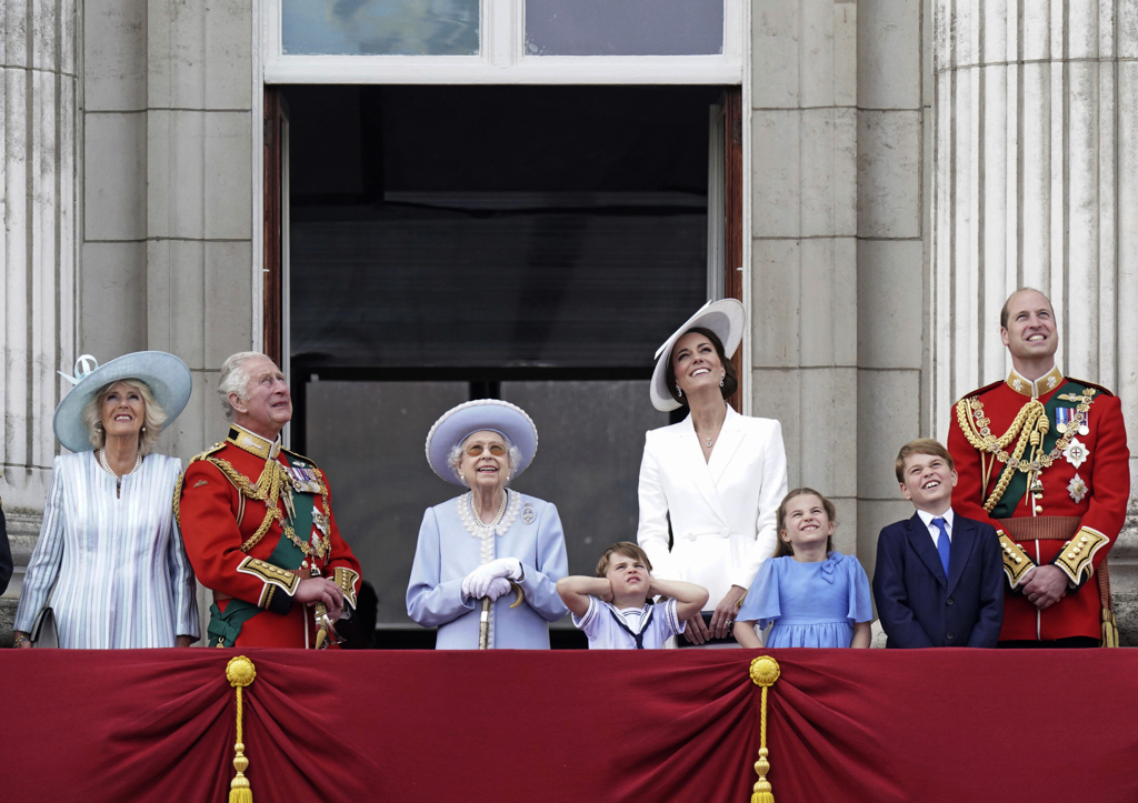 女王与皇室成员一同观看阅兵仪式（图/美联社）(photo:ChinaTimes)