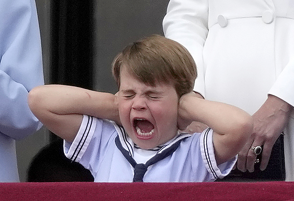 路易王子觉得飞机声音太大声摀起耳朵（图/美联社）(photo:ChinaTimes)