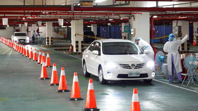 快筛阳性即确诊的制度上路后，筛检站人潮明显减少。（姚志平摄）
