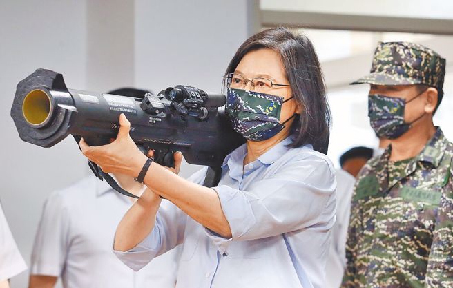 端午節前夕，蔡英文總統視察武器裝備時拿起國造紅隼反裝甲火箭試瞄。（資料照／范揚光攝）