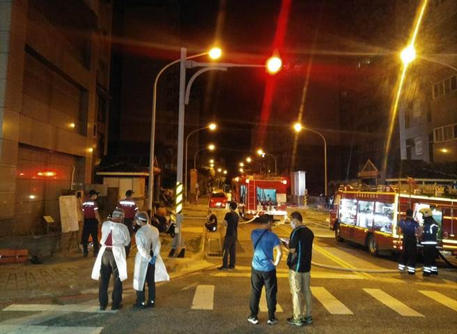 澎湖县消防局出动12车25人到现场抢救，消防局长许文光亲自坐镇指挥。（澎湖县消防局提供）