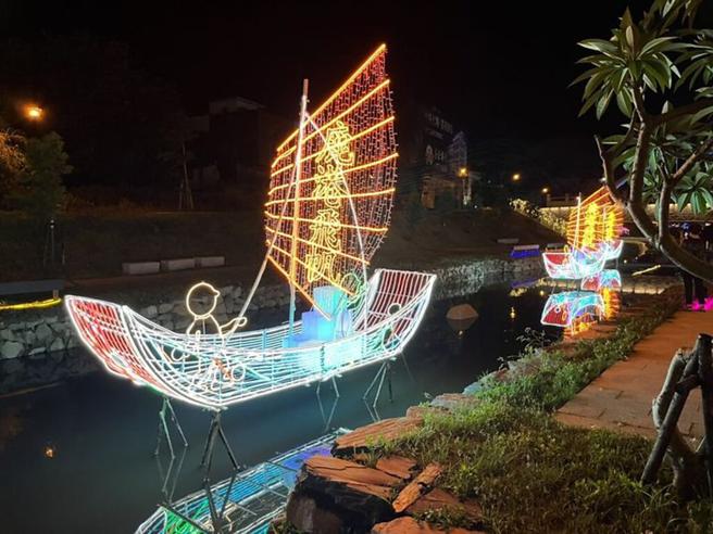 ▲鹿港街区及旧鹿港溪以炫丽灯光装点小镇，打造端午节庆氛围。　图：彰化县政府城观处／提供