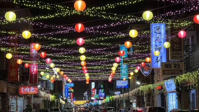 ▲即日起至7/17，到鹿港一游还可欣赏美丽的艺术灯饰。　图：彰化县政府城观处／提供