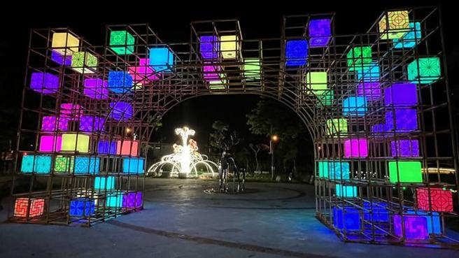 ▲随着庆典登场，让鹿港夜晚越夜越美丽。　图：彰化县政府城观处／提供