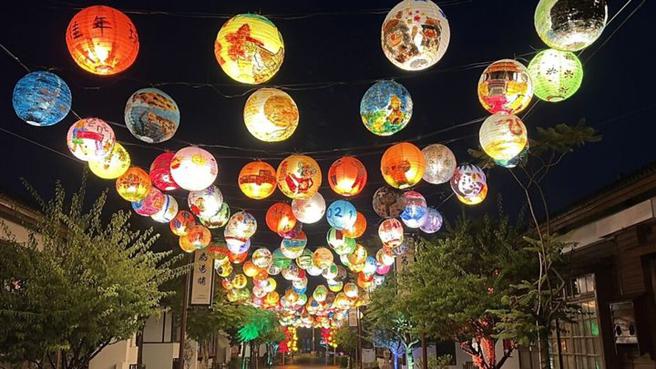 ▲古色古香的街区随着灯饰绚丽变身。　图：彰化县政府城观处／提供