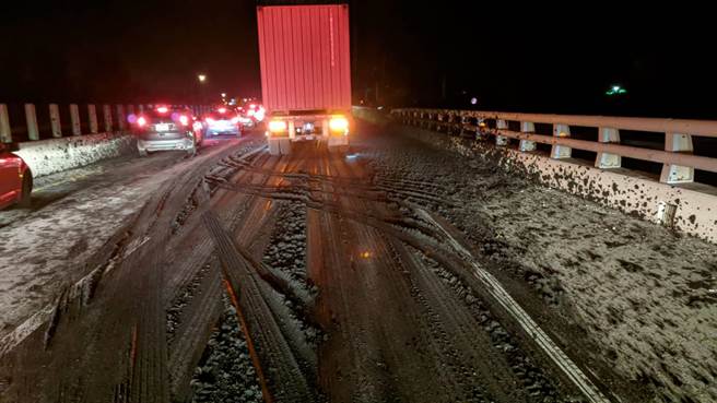 台61線西濱快速道路苗栗縣通霄段南下115公里處，大貨車遺落大量汙泥。（消防局第4大隊提供／謝明俊苗栗傳真）