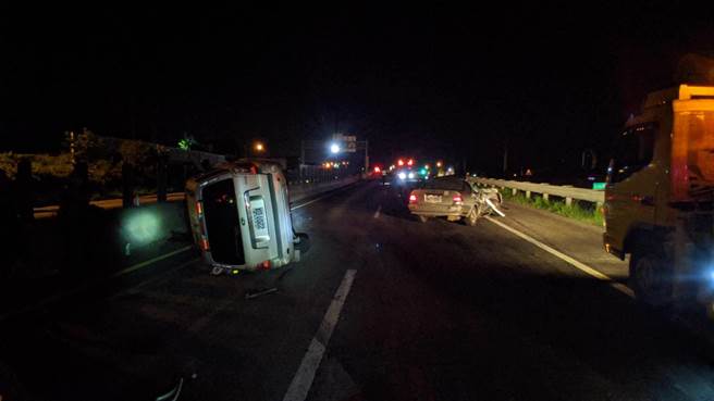 台61線西濱快速道路苗栗縣通霄段南下115公里處，大貨車遺落大量汙泥，造成7車追撞事故。（消防局第4大隊提供／謝明俊苗栗傳真）