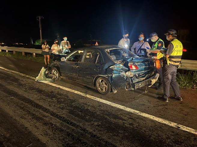 台61線西濱快速道路苗栗縣通霄段南下115公里處，大貨車遺落大量汙泥，造成7車追撞事故。（消防局第4大隊提供／謝明俊苗栗傳真）