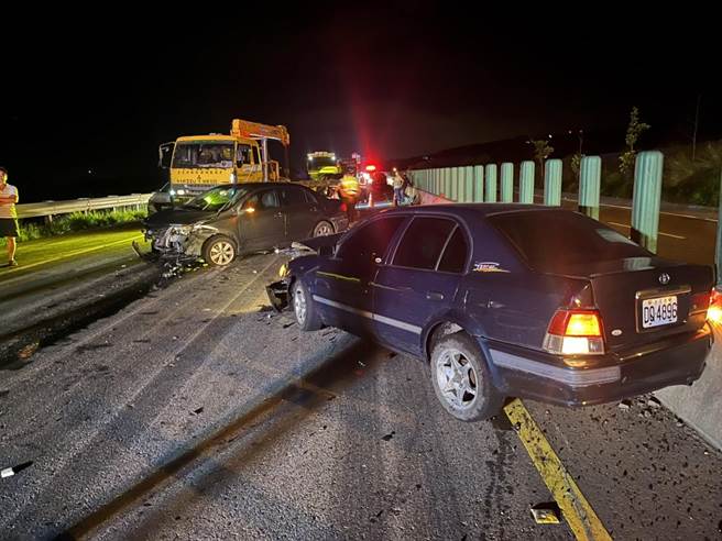 台61線西濱快速道路苗栗縣通霄段南下115公里處，大貨車遺落大量汙泥，造成7車追撞事故。（消防局第4大隊提供／謝明俊苗栗傳真）