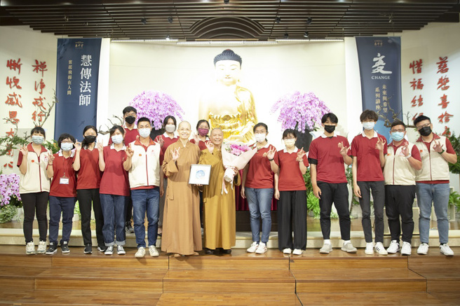 讲座结束后，惠中青年团以献花向慧传法师致意。(图/佛光山惠中寺提供)