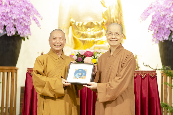 佛光山中区总住持觉居法师（右）致赠讲座纪念光碟给讲师慧传法师（左）。(图/佛光山惠中寺提供)