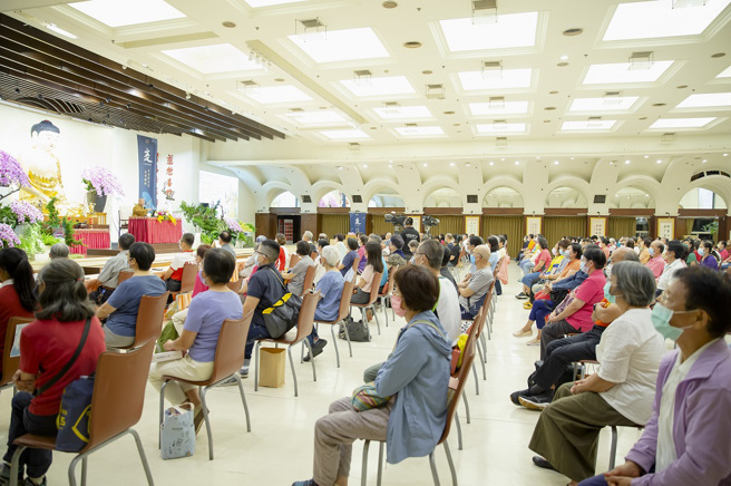 慧传法师以其唱作俱佳的演讲方式，吸引现场逾200人、直播线上抱括马来西亚、英国、澳洲、阿根廷，超过5千名听眾的观看。(图/佛光山惠中寺提供)