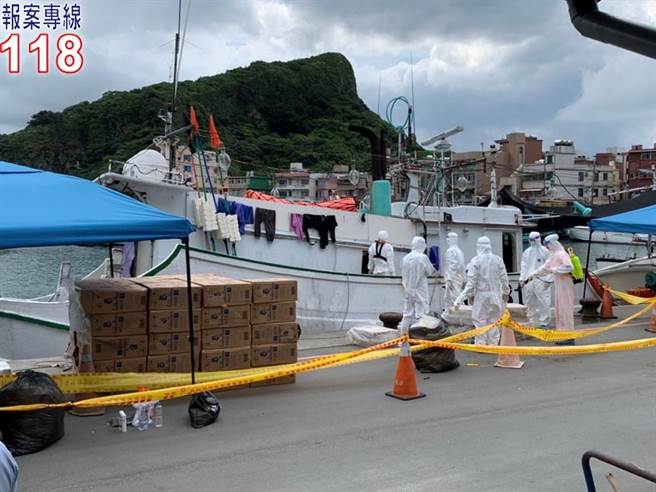 海巡署專案小組在深澳漁港查獲大批私菸，市價約1155萬元。（海巡署提供／張志康基隆傳真）