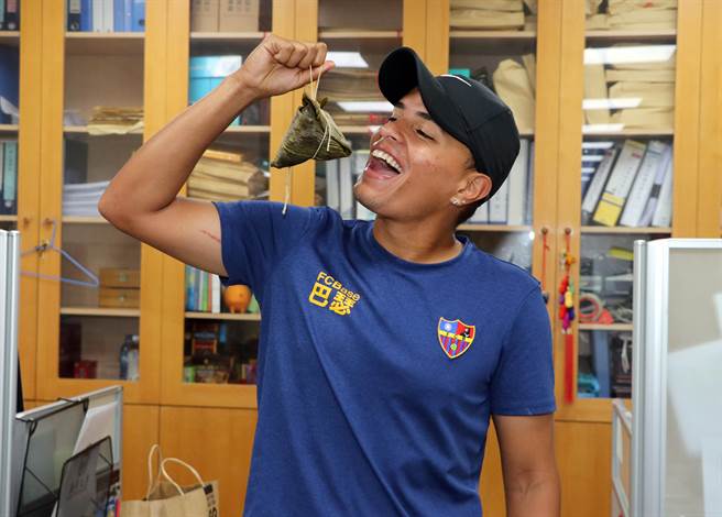 世新大学瓜地马拉籍学生罗狮诚表示，这次是他首次看到粽子，并认为能接触到中华文化习俗，觉得新鲜感十足。(世新大学提供／李侑珊台北传真)