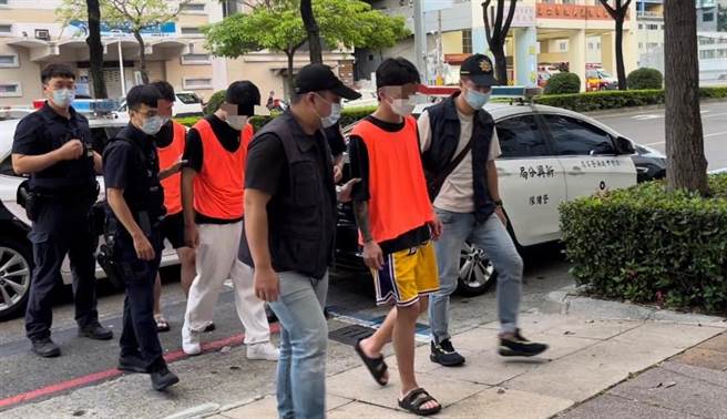 高雄今日凌晨驚傳群架鬥毆事件，警方迅速在當日凌晨4時許在橋頭區、岡山區等地逮捕邱男等4人到案。（翻攝照片／崔正綱高雄傳真）