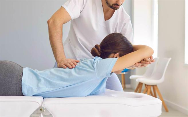 一名女子因听整疗师傅说尾椎治疗须插入肛门而认为被骚扰。(示意图/翻摄自达志影像)