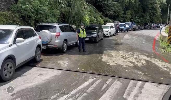 和平警分局預期今天「午時」將湧入人潮裝取「午時水」，谷關派出所在現場實施交管。(民眾提供)