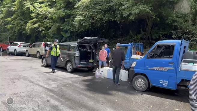 和平區谷關八仙山森林遊樂區入口處，民眾用桶子裝取「午時水」回家使用，造成該處人車聚集排隊取水。(民眾提供)