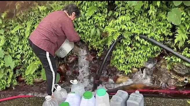 和平區谷關八仙山森林遊樂區入口處，民眾用桶子裝取「午時水」回家使用，造成該處人車聚集排隊取水。(民眾提供)