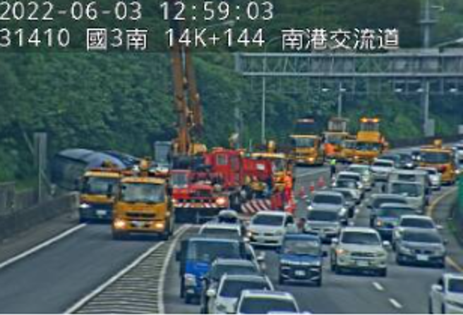 国3汐南港段联结车翻覆横躺车道，一路紫爆狂塞4公里。(翻摄自国道高速公路即时路况)