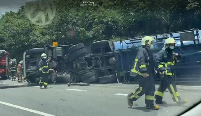 国3汐南港段联结车翻覆横躺车道，一路紫爆狂塞4公里。(记者爆料网提供)