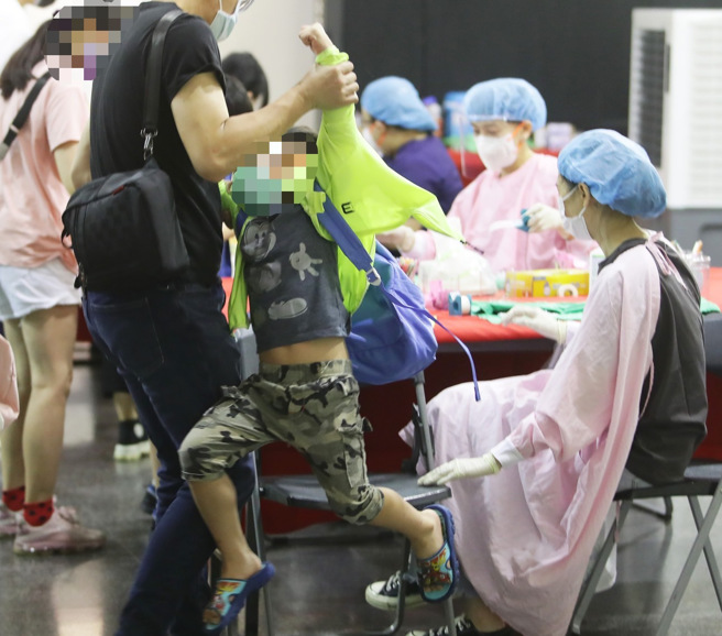 本土疫情仍在烧，不少家长把握时间带孩子去打疫苗。（季志翔摄）