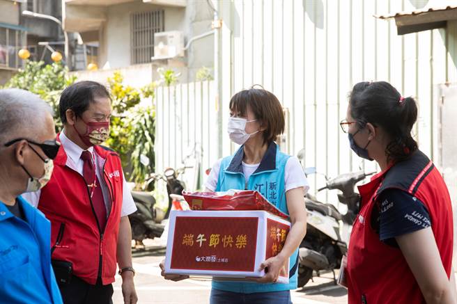 疫情、物價亂端午 議員江怡臻媒合物資捐贈公托、弱勢家庭。（江怡臻提供）