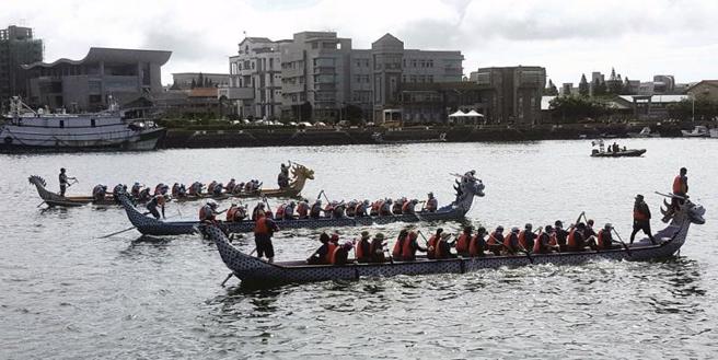  因疫情停办2年的澎湖龙舟竞赛活动3日举行，选手们在高温下竞划，竞争激烈。（图/ 中央社）